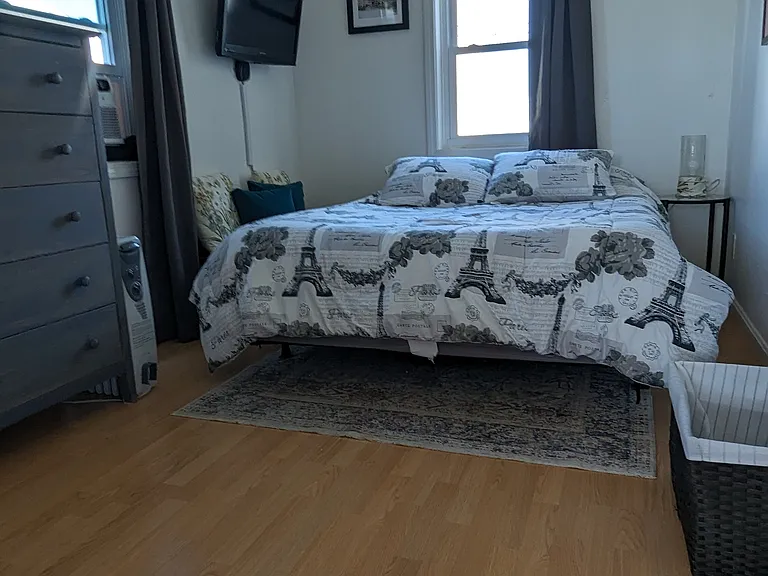 queen bedroom