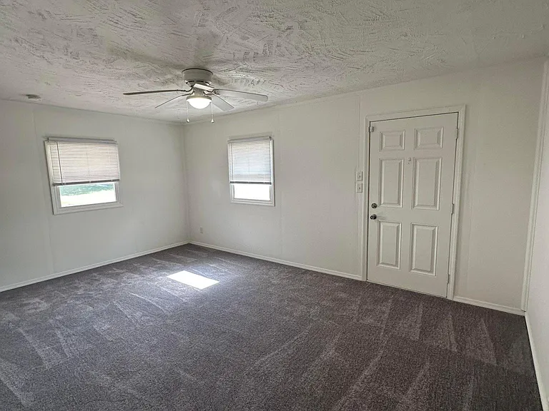 6752 Hamilton St — Photo 3