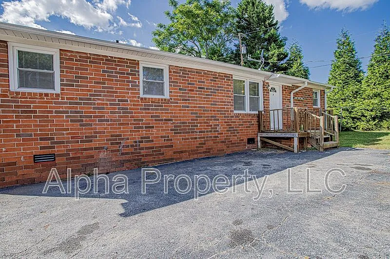 Building Photo - 105 Foster Cir #7