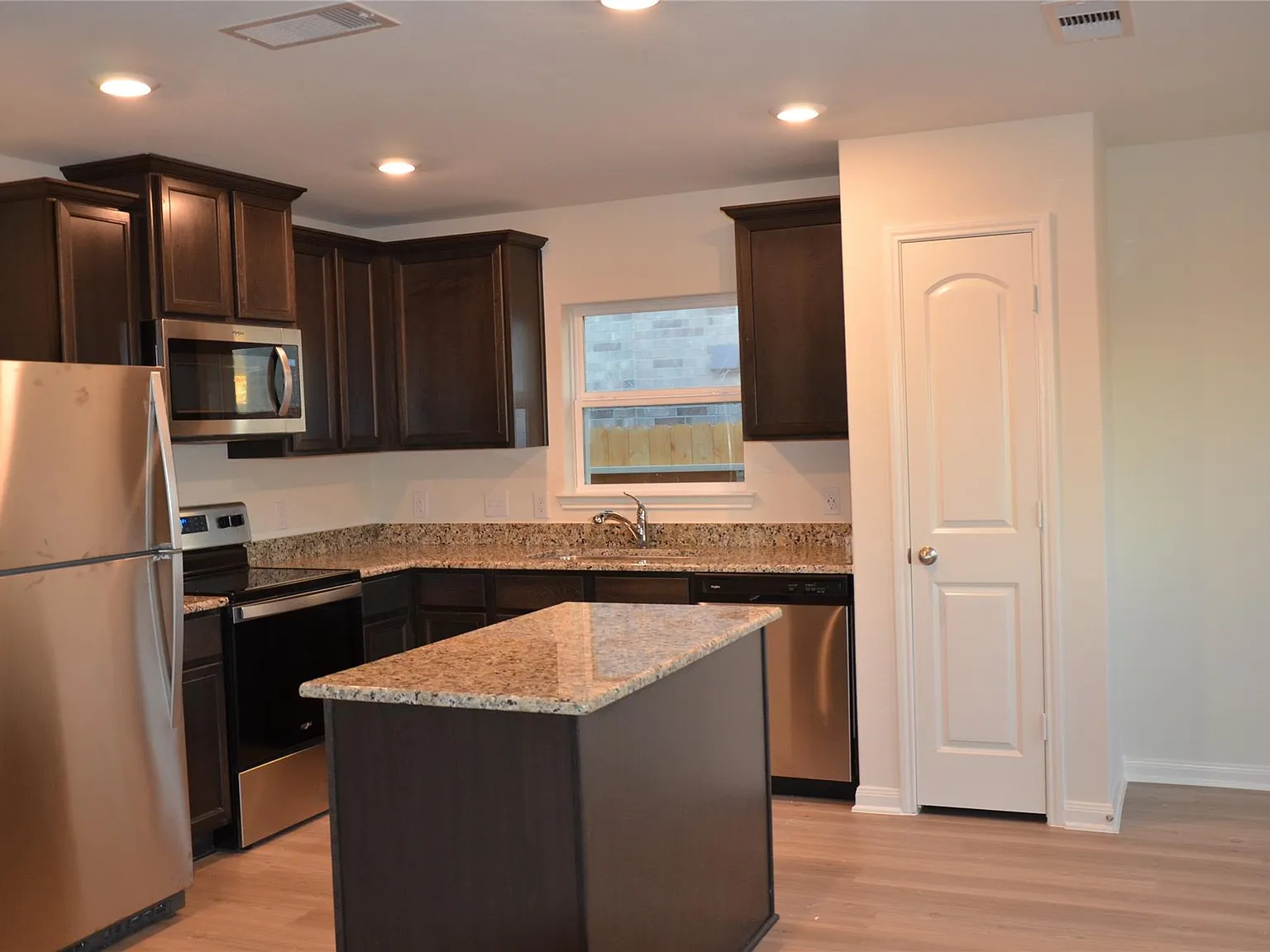 3 bed, 2.0 bath, 1366 sqft, $1,975 — Photo 2