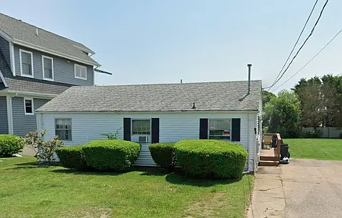 17 Middle Rd — Photo 1