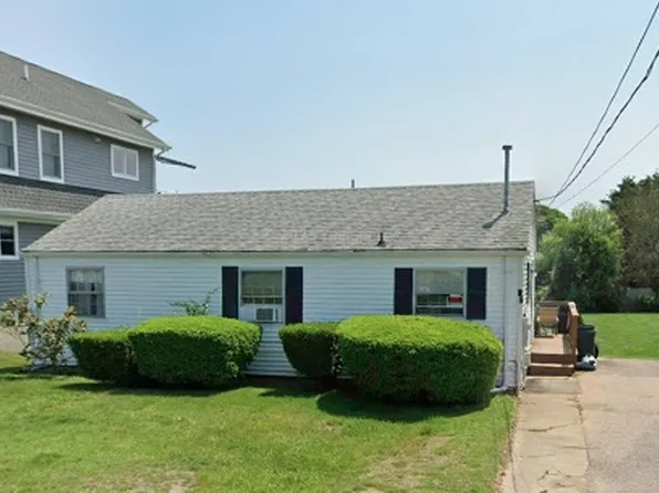 17 Middle Rd, Narragansett, RI 02882