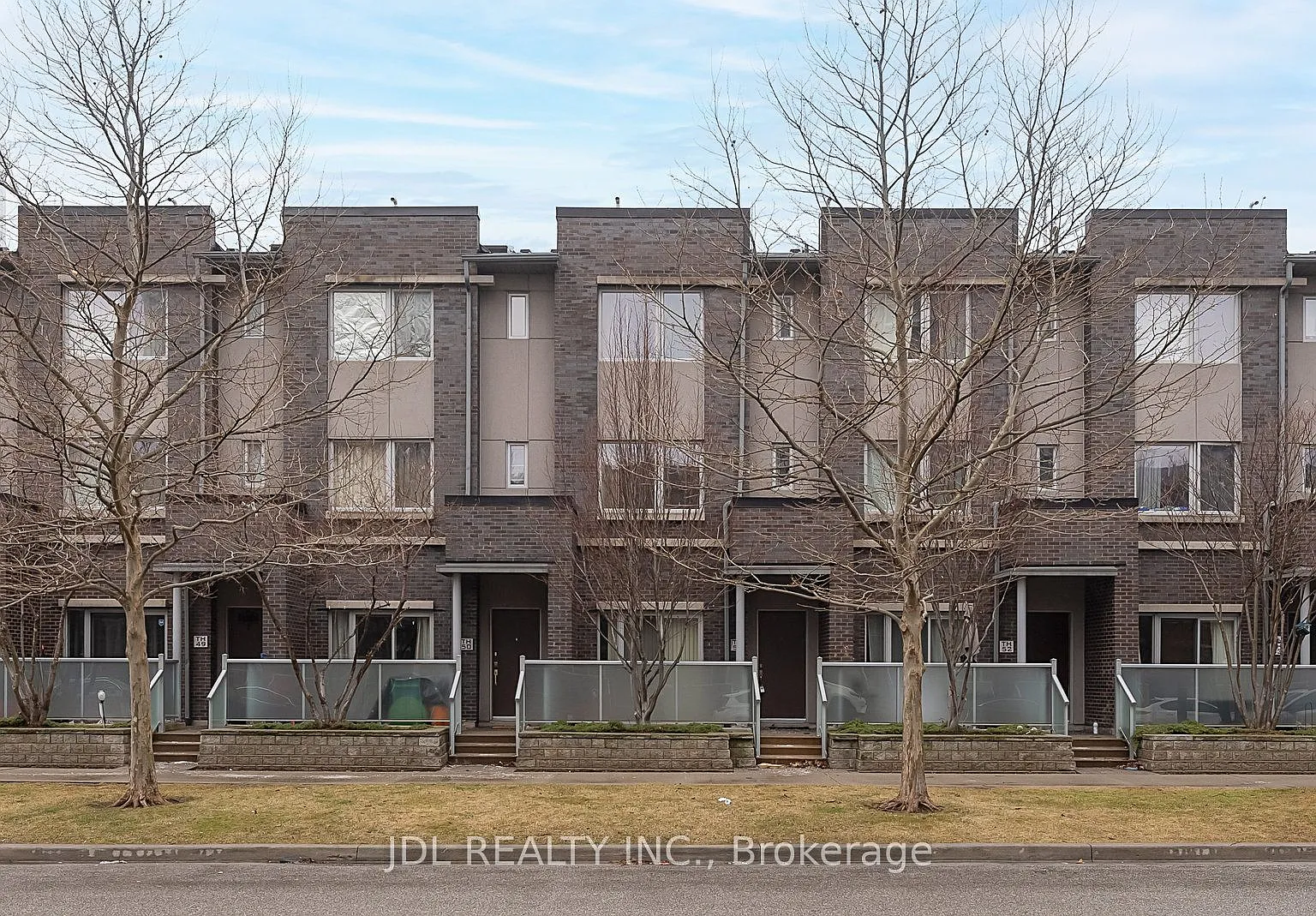 315 Village Green Sq — Photo 3