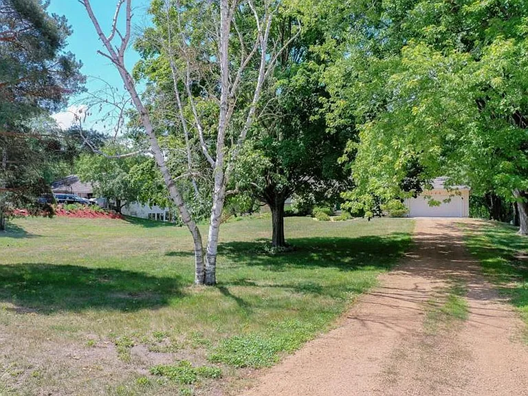 1335 Garland Ln N — Photo 28