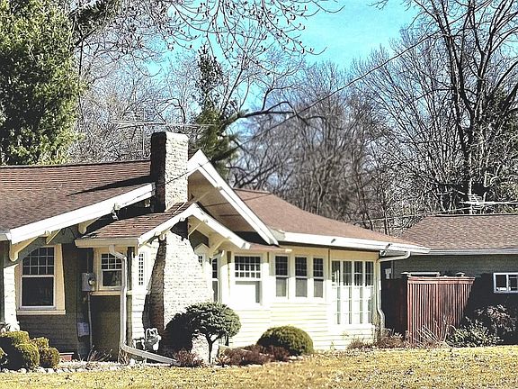 2nd image of 1038 S Starr Ave