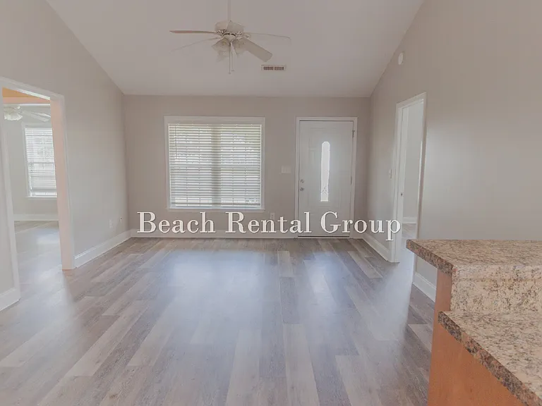 204 Macarthur Dr — Photo 6