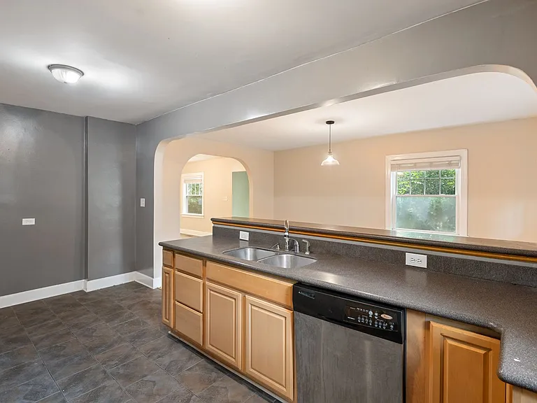 713 W Knox St — Photo 11
