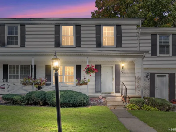 21618 Hidden Rivers Dr S, Southfield, MI 48075