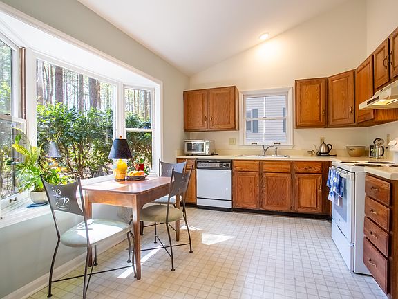 4th image of 201 Forest Ct