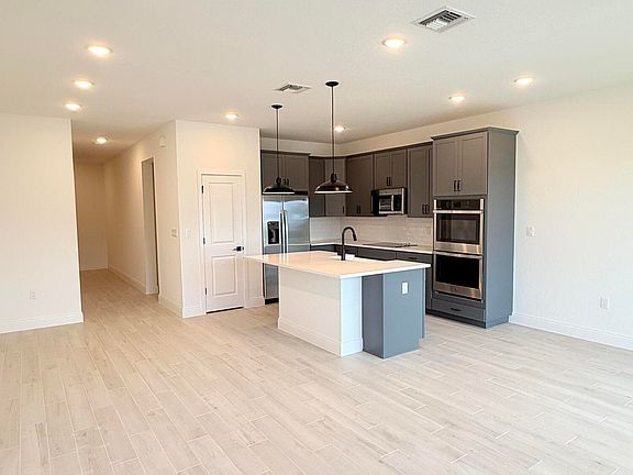 4th image of 121 SE Birch Terrace