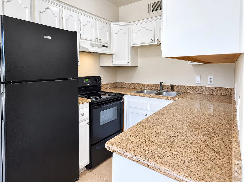 2 bed, 748 sqft, $1,200 — Photo 3