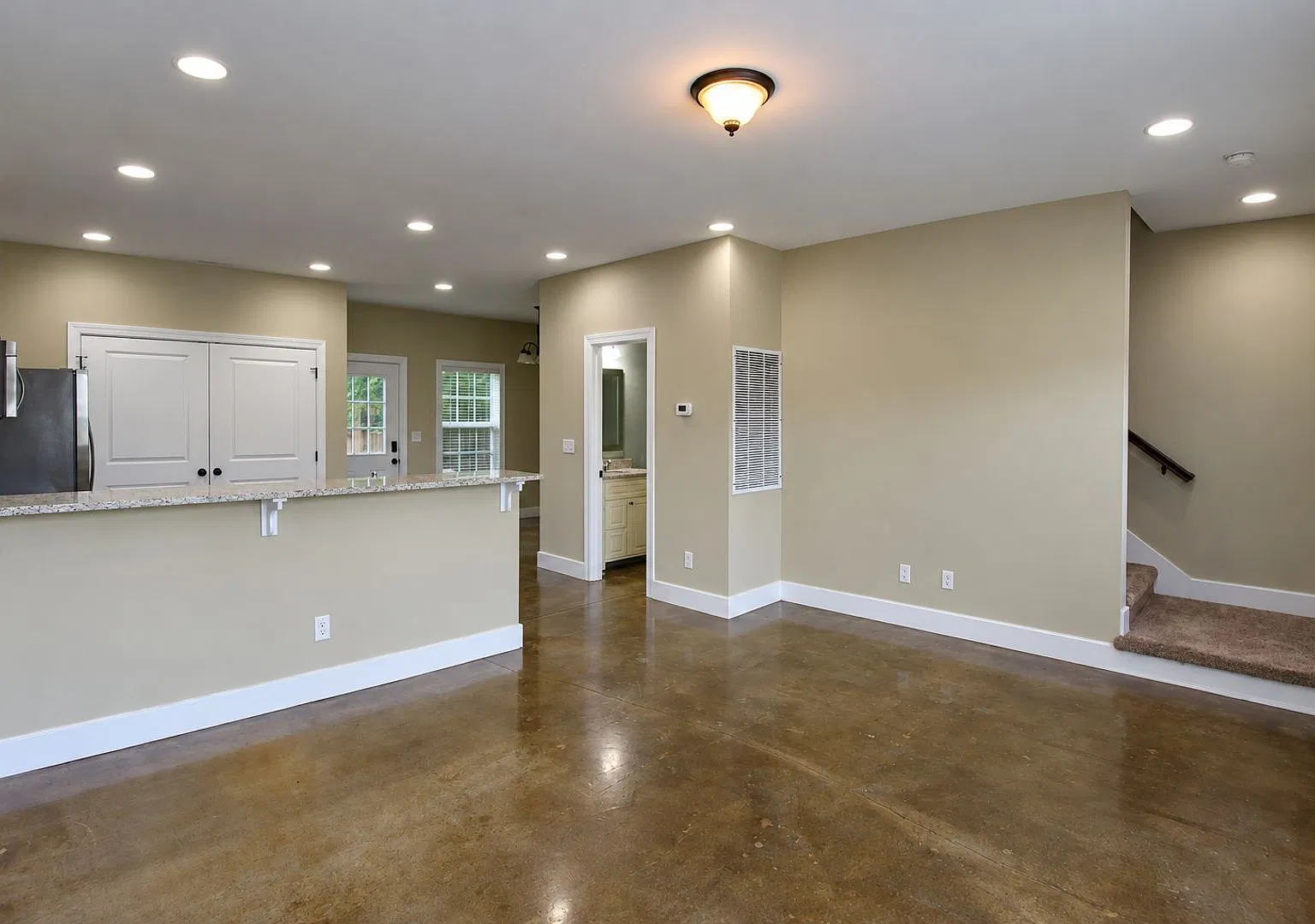373 E Jere Whitson — Photo 4