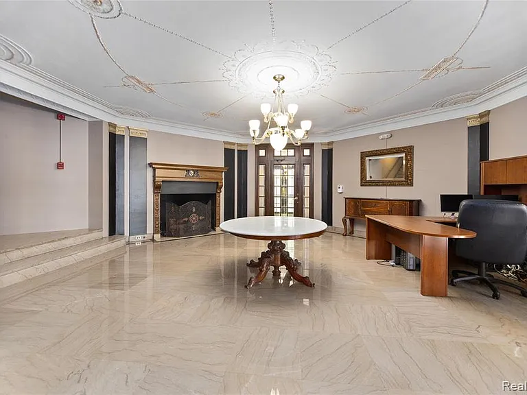 2900 E Jefferson Ave #D702 — Photo 4