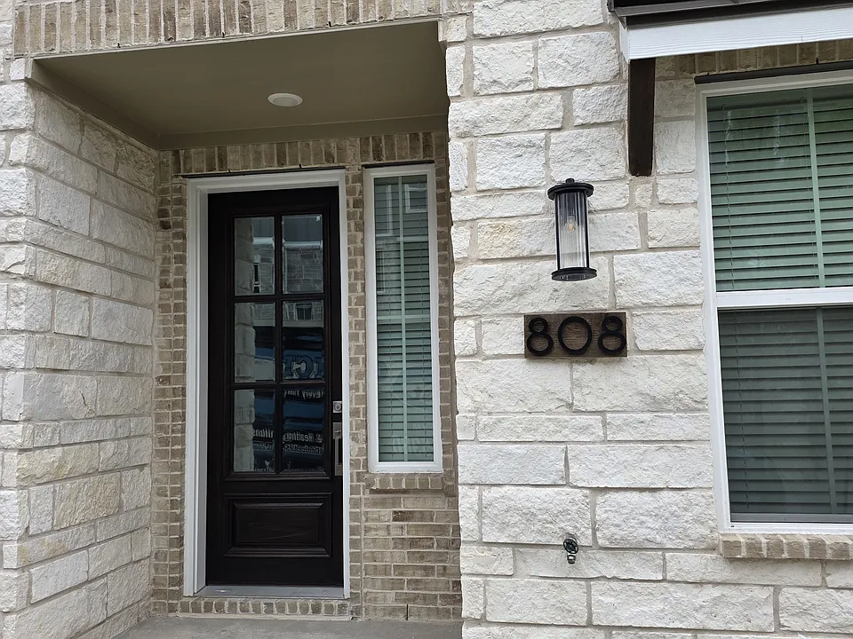 808 Concan Dr