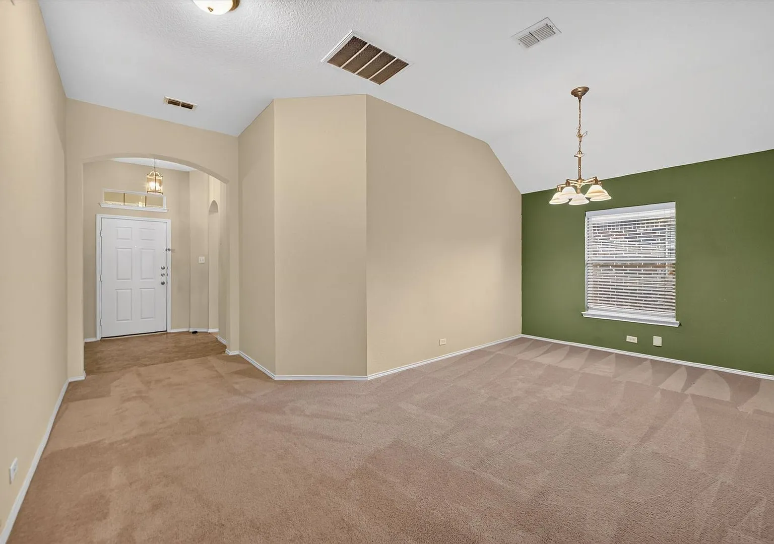 Cozy 3 bedroom home with walk-in closets! — Photo 2