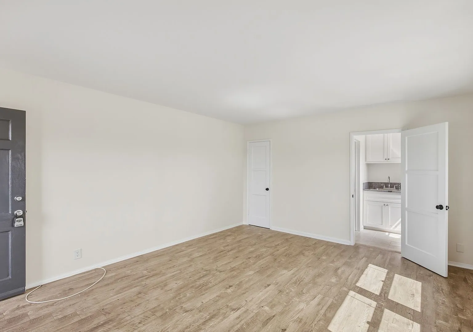 2521 Euclid Street Apartments — Photo 3