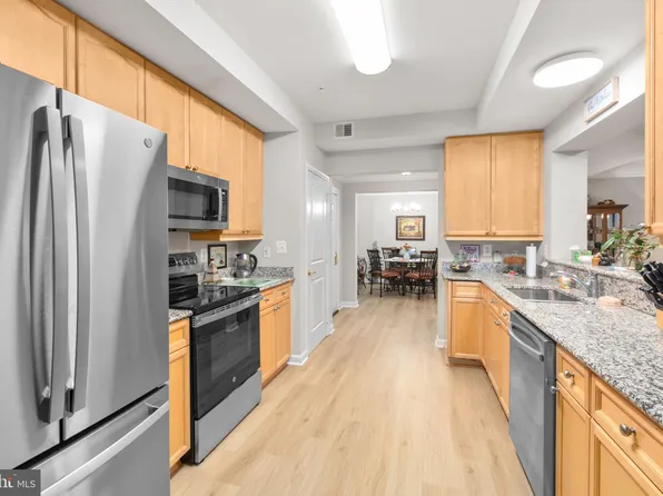 485 Harbor Side St APT 412, Woodbridge, VA 22191