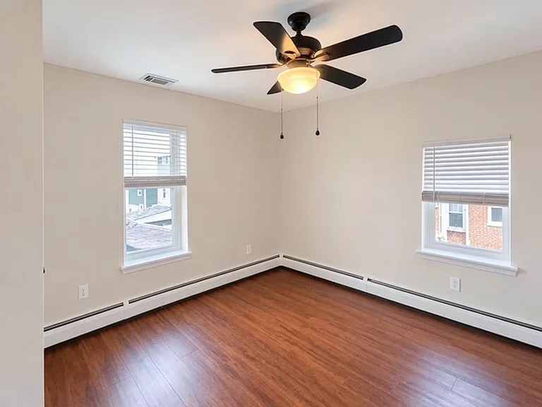 249 E Thompson St — Photo 25