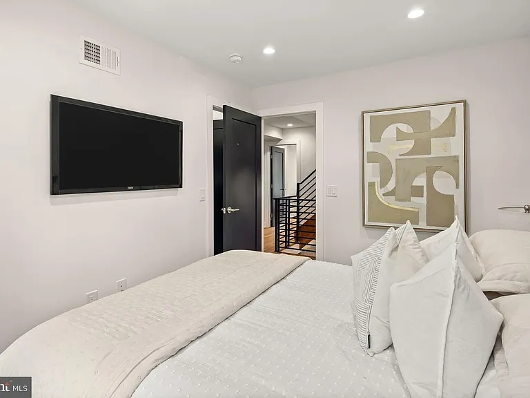 2403 Grays Ferry Ave — Photo 15