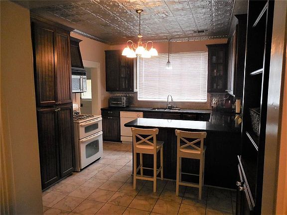 5th image of 404 N Washington St
