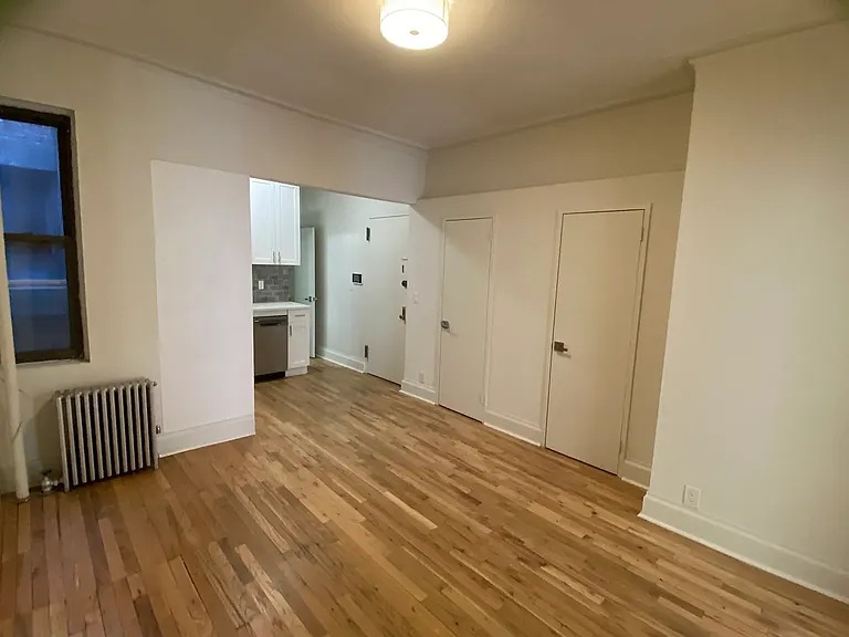 315 W 54th St #12 — Photo 9