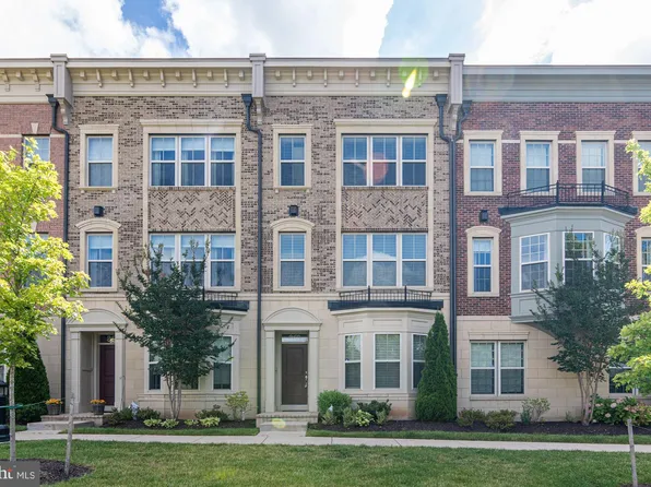 869 Regents Sq #329, Oxon Hill, MD 20745