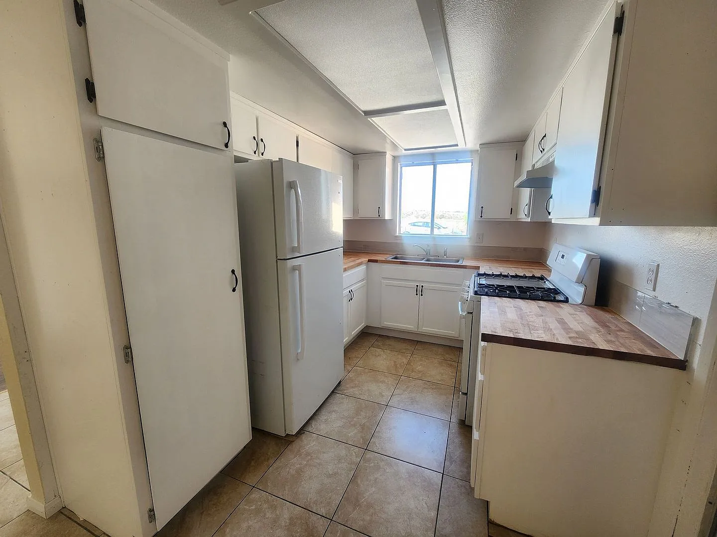 Large 2 Bedroom Downtown 29 Palms — Photo 3