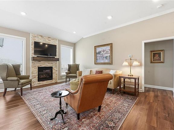 2nd image of 109 SE Riley St