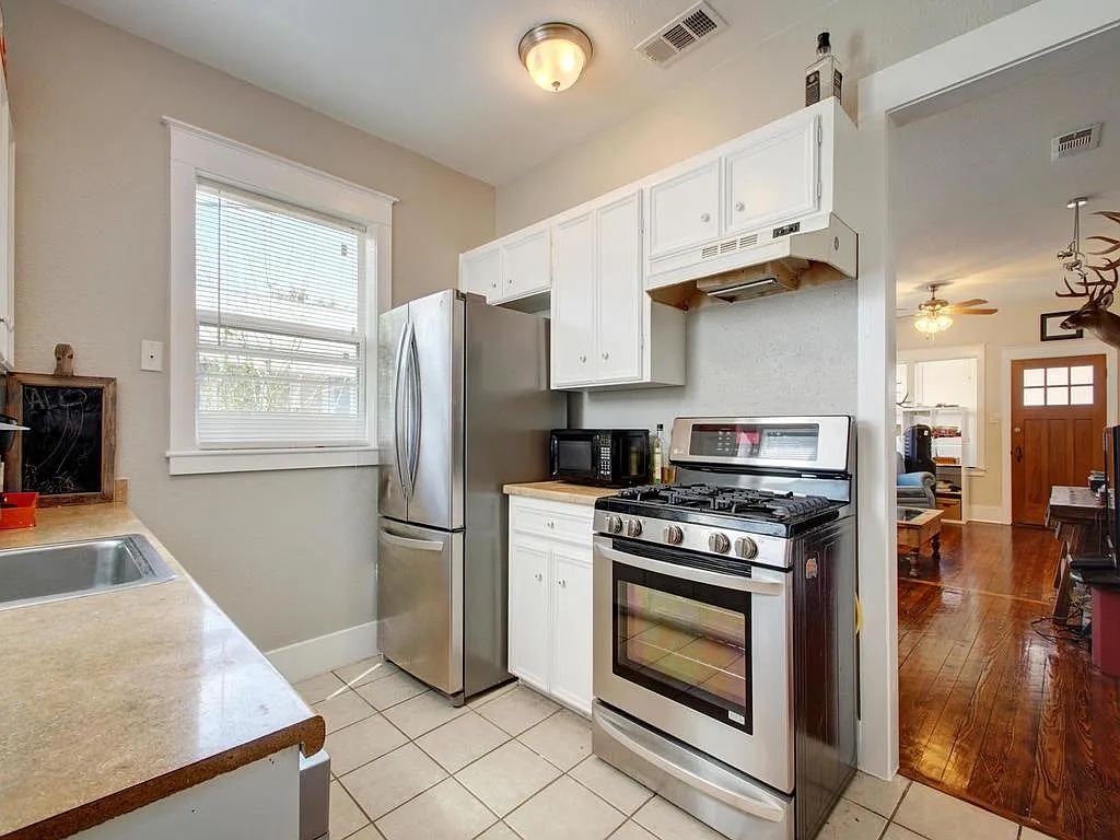3 bed, 2210 sqft, $3,795 — Photo 4