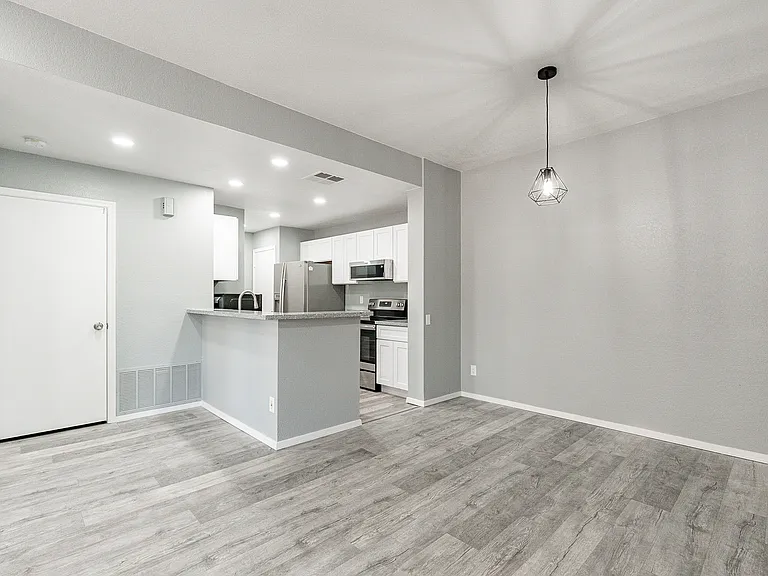 2035 S Elm St #109 — Photo 9