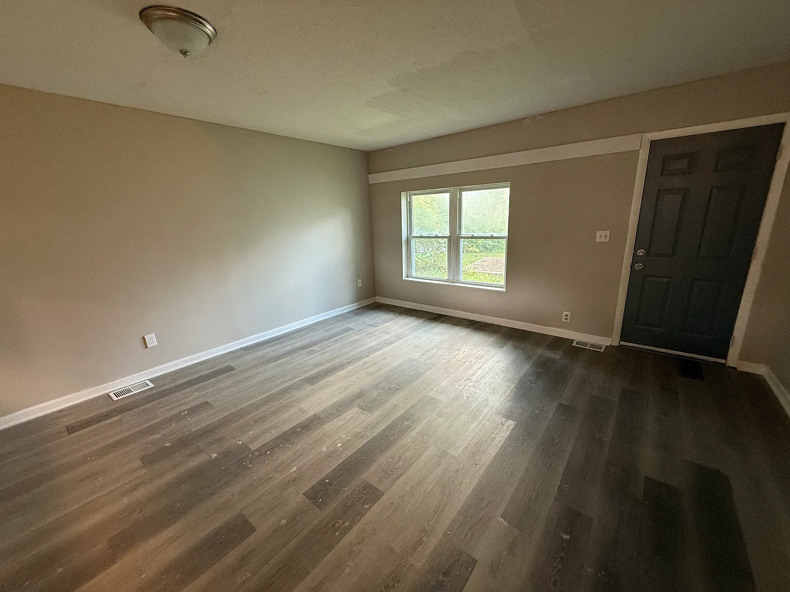3 bed, 1.5 bath, 1080 sqft, $1,595 — Photo 3