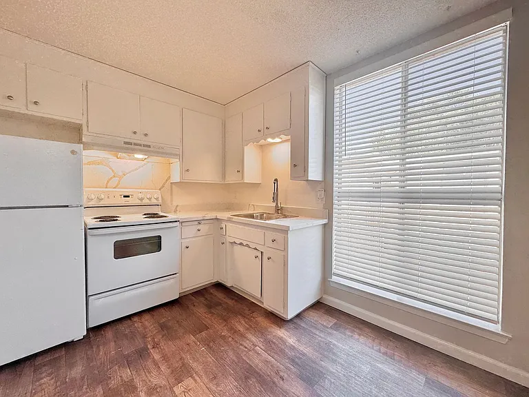 2409 Q Street — Photo 2