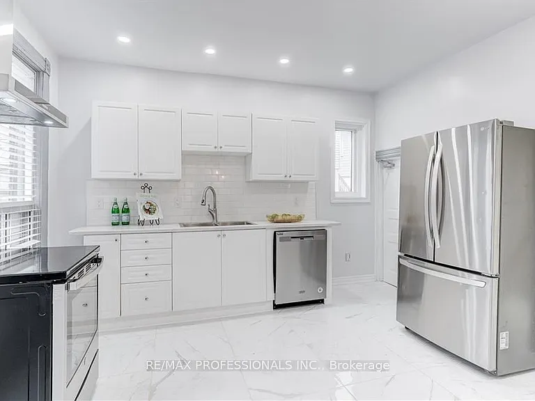 285 Hess St S — Photo 9