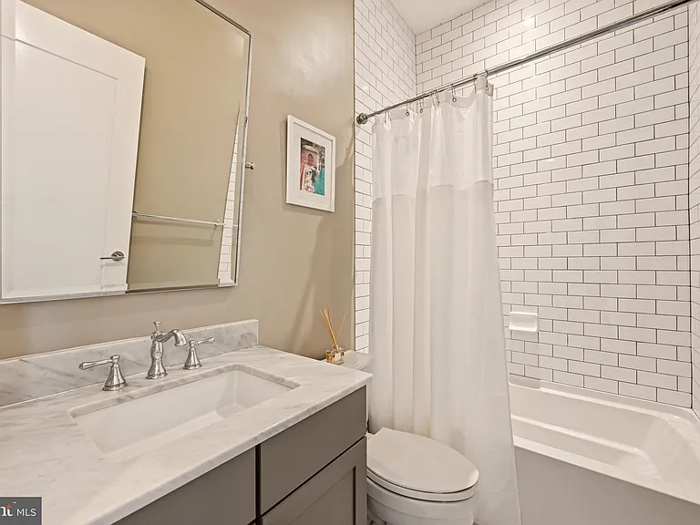 630 14th St NE #5 — Photo 18