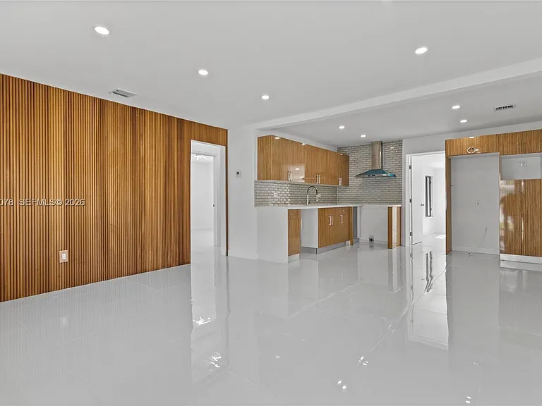 1524 SW 32nd Ct — Photo 1