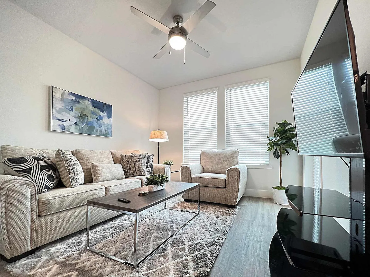 1 bed, 1.0 bath, 667 sqft, $3,762 — Photo 2