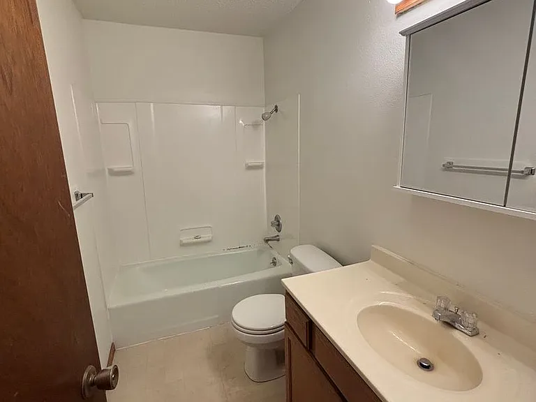 920 E Burlington St — Photo 15