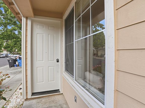 4th image of 909 Baines St