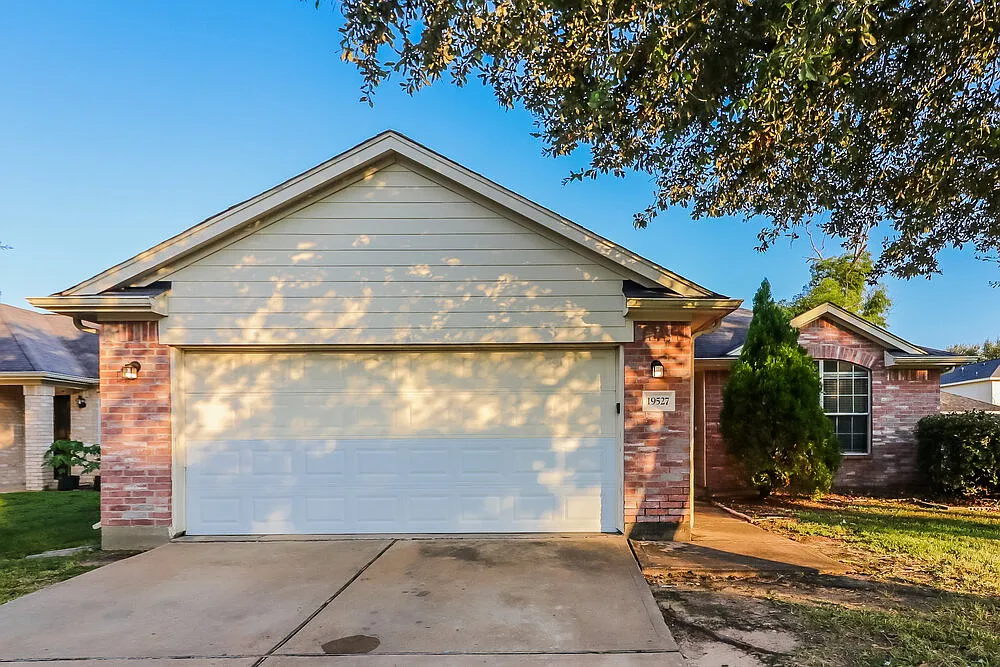 4 bed, 2.0 bath, 1698 sqft, $1,945 — Photo 1