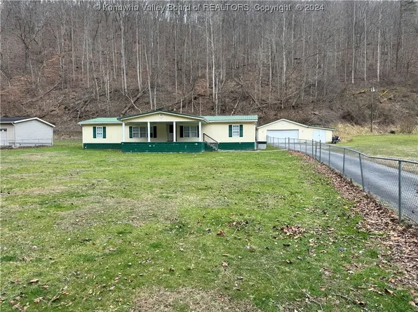 2912 Garrett Fork Rd, Chapmanville, WV 25508