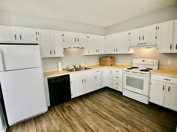 3rd image of 196 Georgetown Dr Unit 14