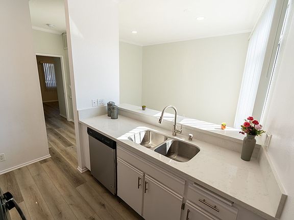 4th image of 14900 Moorpark St APT 112