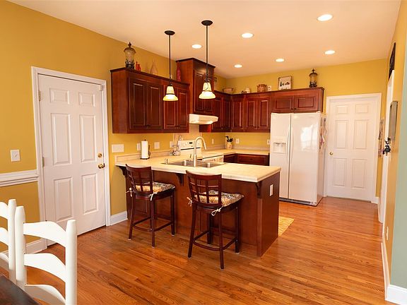 3rd image of 402 Winding Oak Dr