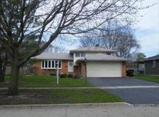 608 Lee Dr, Crystal Lake, IL 60014