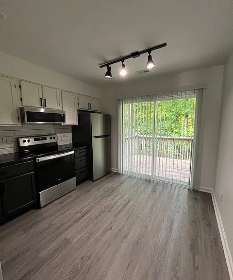 Oak Square Apartments — Photo 12
