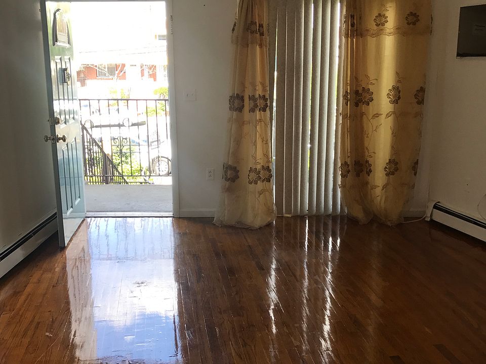 1st image of 2923 Laconia Ave #2