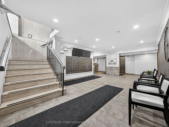 4th image of 19 Woodlawn Rd E #512