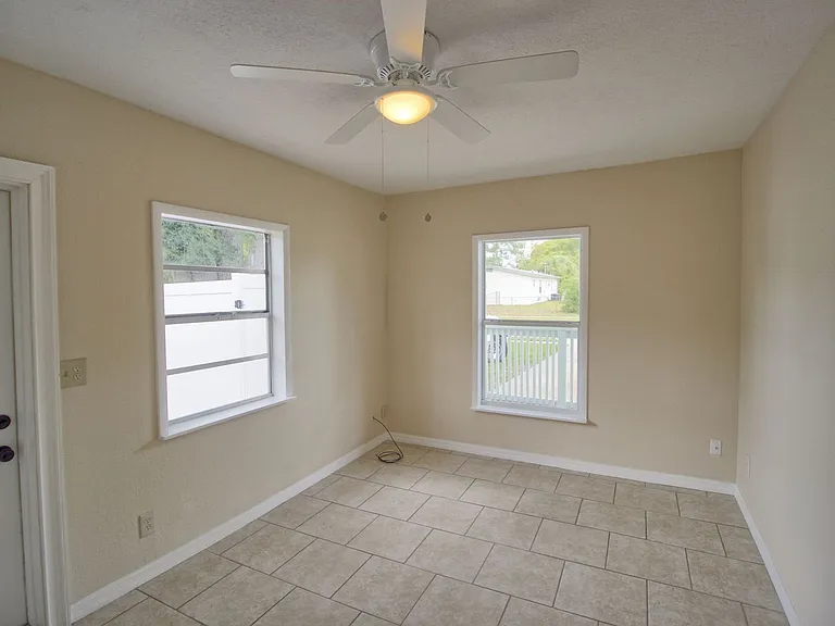 323 Elm Dr — Photo 5