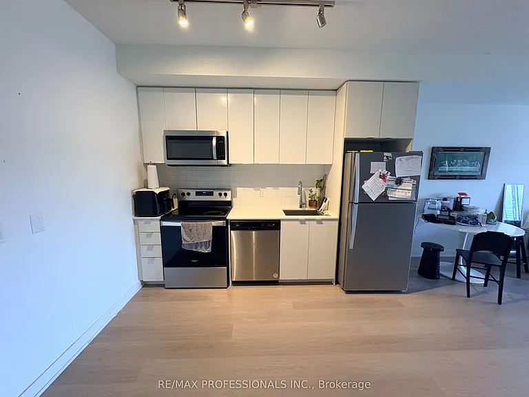 859 The Queensway #319 — Photo 4