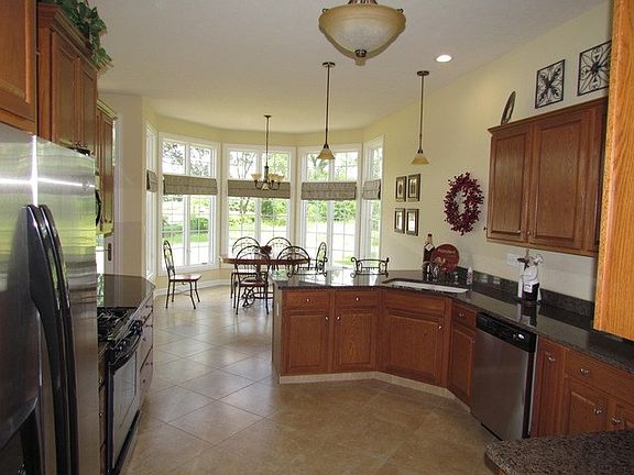 3rd image of 220 Bridgewood Ln